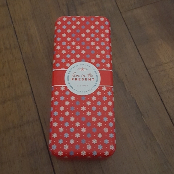 🆕️ Fossil - Fly Free Necklace with Tin - Picture 3 of 3